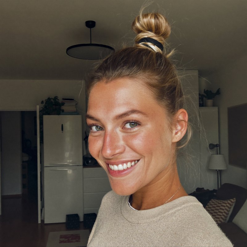 Ritratto di una cliente sorridente